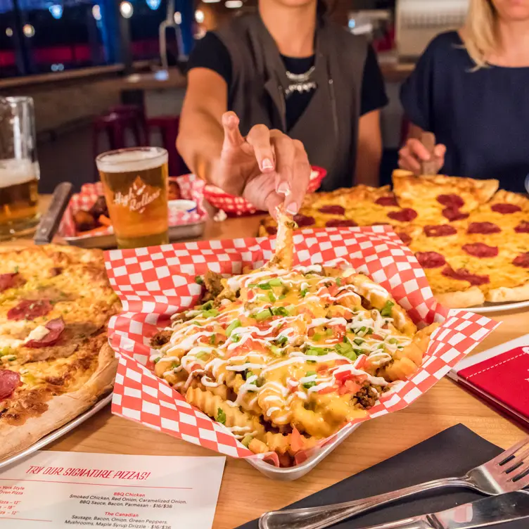 Bar and Dining area - High Rollers Pizza and Craft Beer, Banff, AB