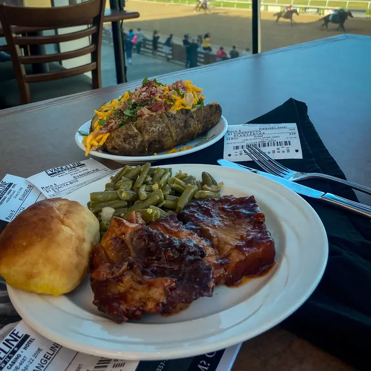 Silks Clubhouse at Evangeline Downs，LAOpelousas