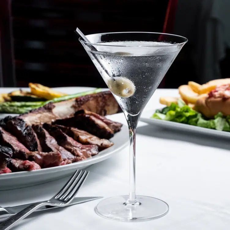 Classic Martini &amp; Rib-Eye Steak - Spiro's，NYRocky Point