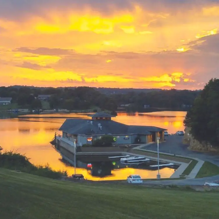 Lakeside Dining at Apple Canyon Lake - The Cove, Apple River, IL