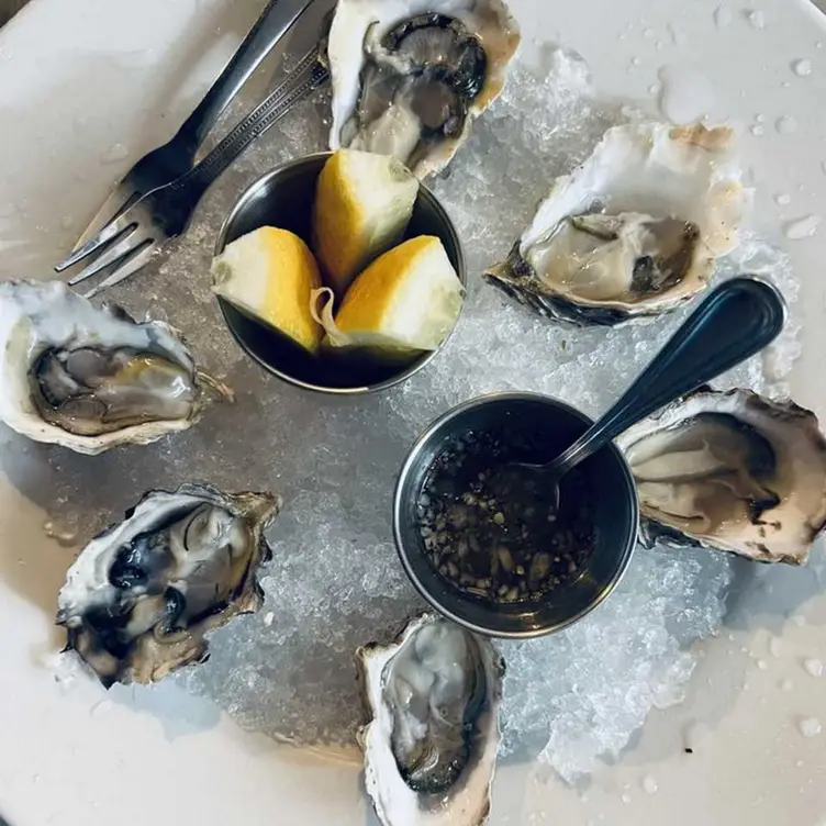 Half Dozen Oysters on a bed of ice with lemon - Trinity，CASan Francisco