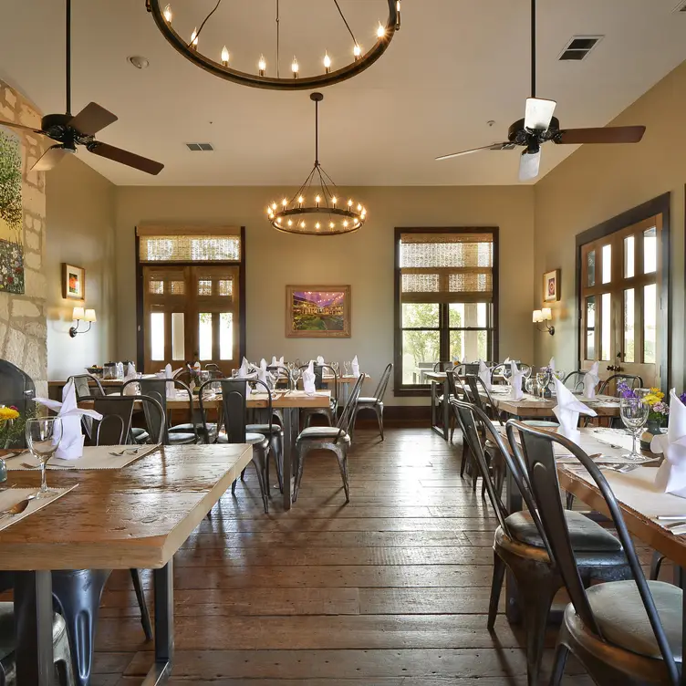 Relaxing Down-Home Atmosphere - The Restaurant at Sage Hill Inn, Kyle, TX