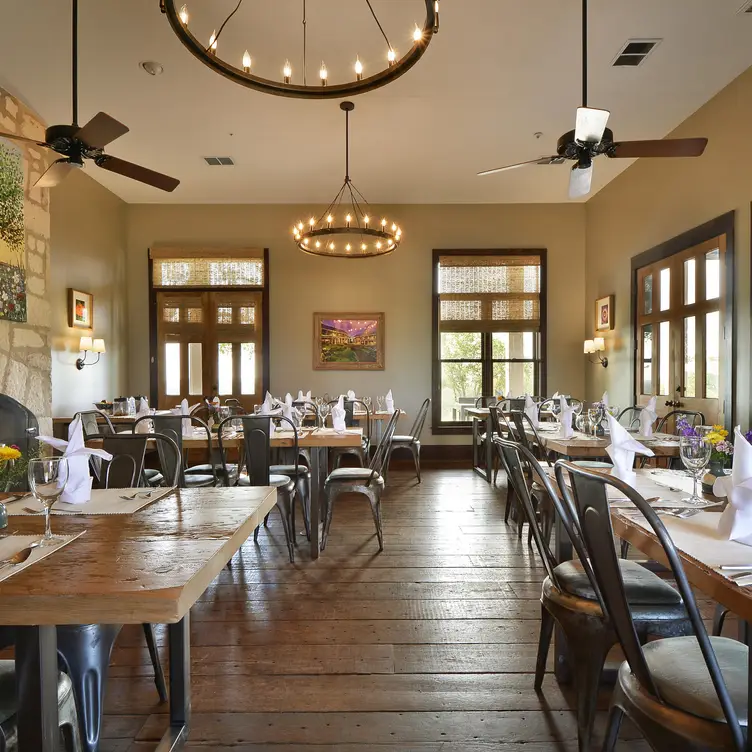 Relaxing Down-Home Atmosphere - The Restaurant at Sage Hill Inn，TXKyle