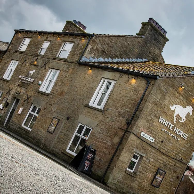 Village pub/restaurant offering British favourites - The White Horse, Bolton, Blackburn with Darwen