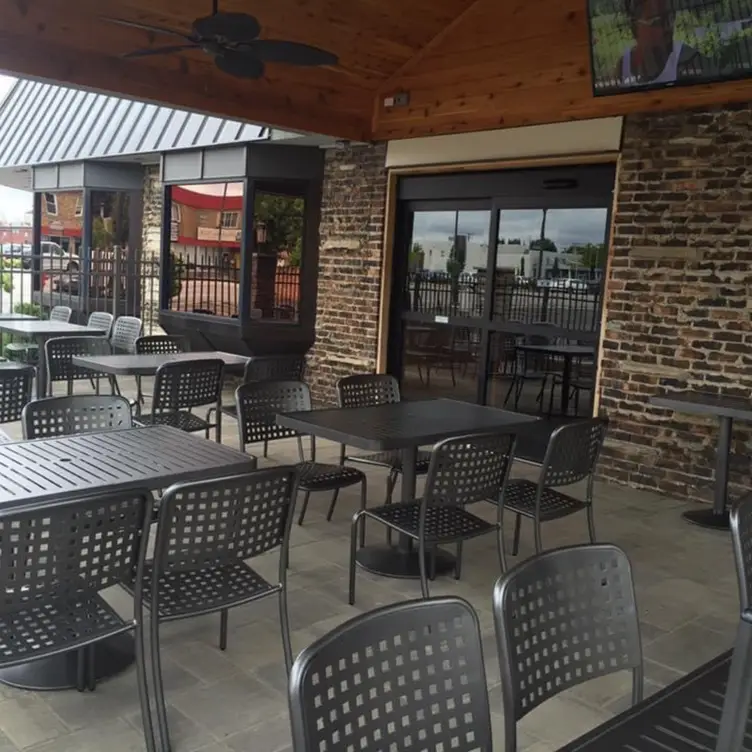 Patio - Fox's Restaurant and Pub - Oak Lawn，ILOak Lawn