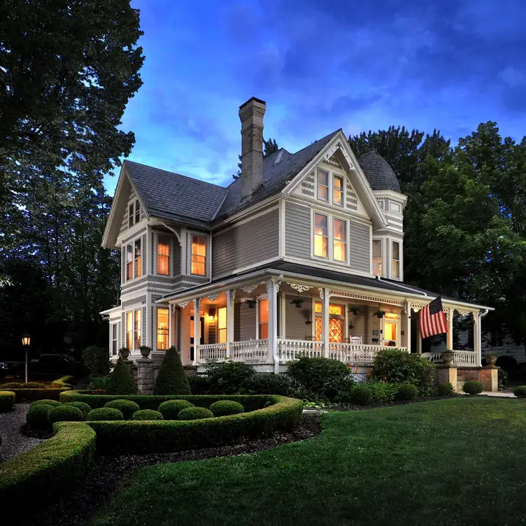 Rosa's Speakeasy at The Morris Harvey House，WVFayetteville