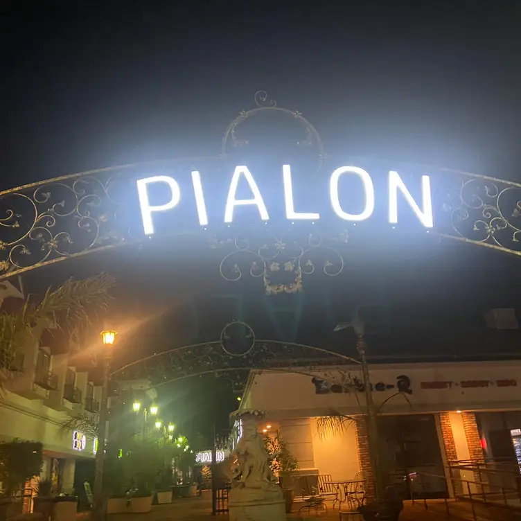 Pialon, Los Angeles, CA