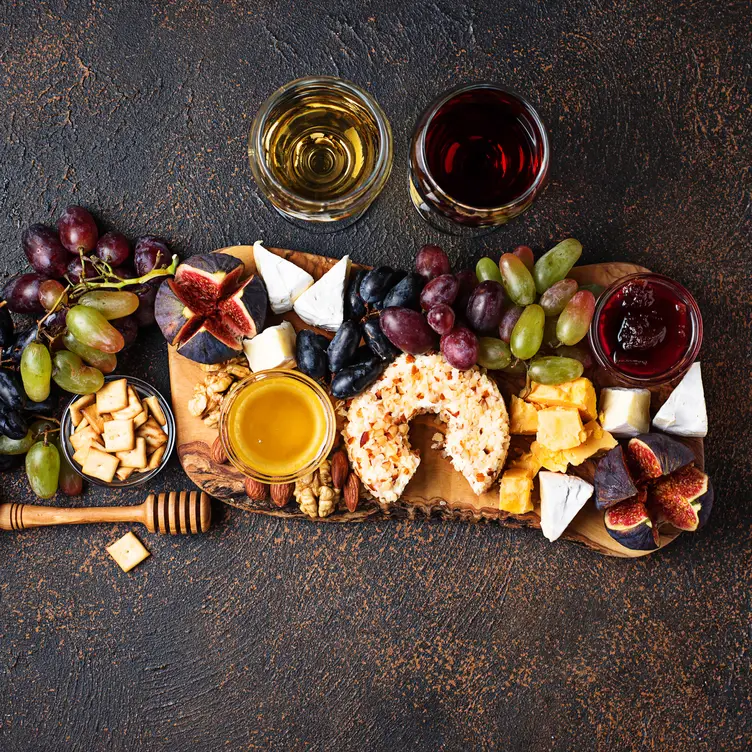 Wine &amp; Whiskey Bar Social w/ Charcuterie Board - Claywood, Hendersonville, NC