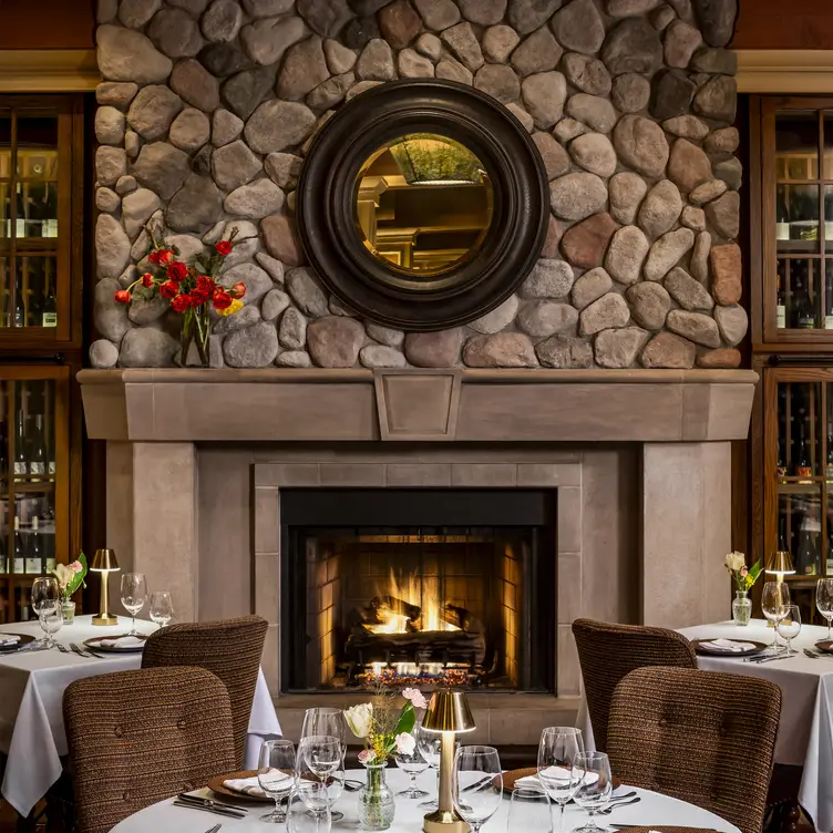 Grill Room Restaurant Steakhouse Fireside Dining - The Grill Room at The Fairmont Chateau Whistler，BCWhistler