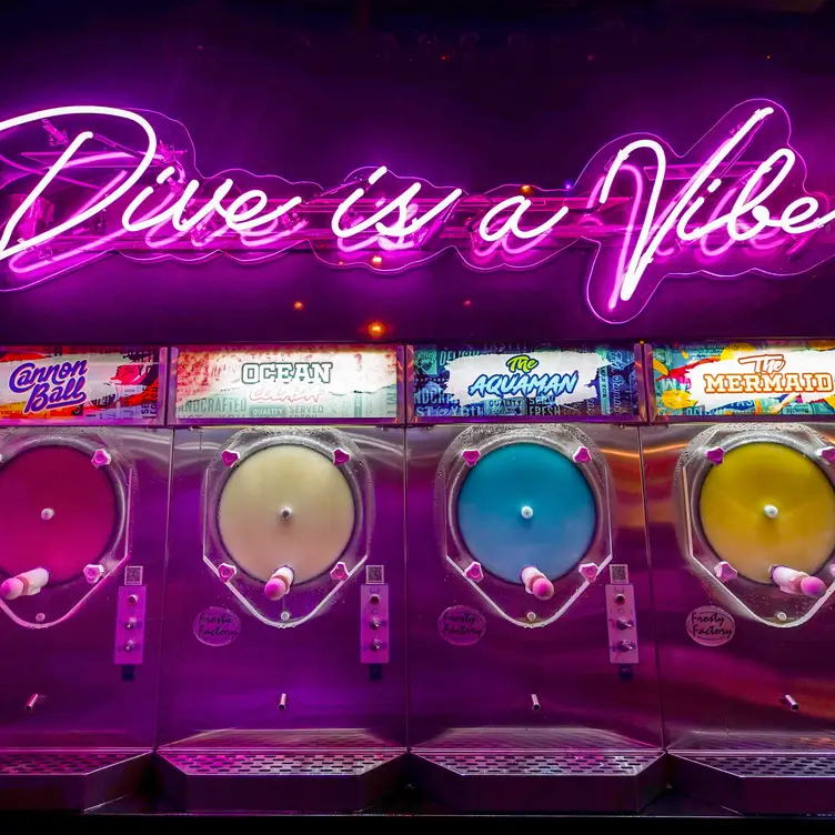 Dive is a Vibe! - Dive Bar LIC，NYLong Island City