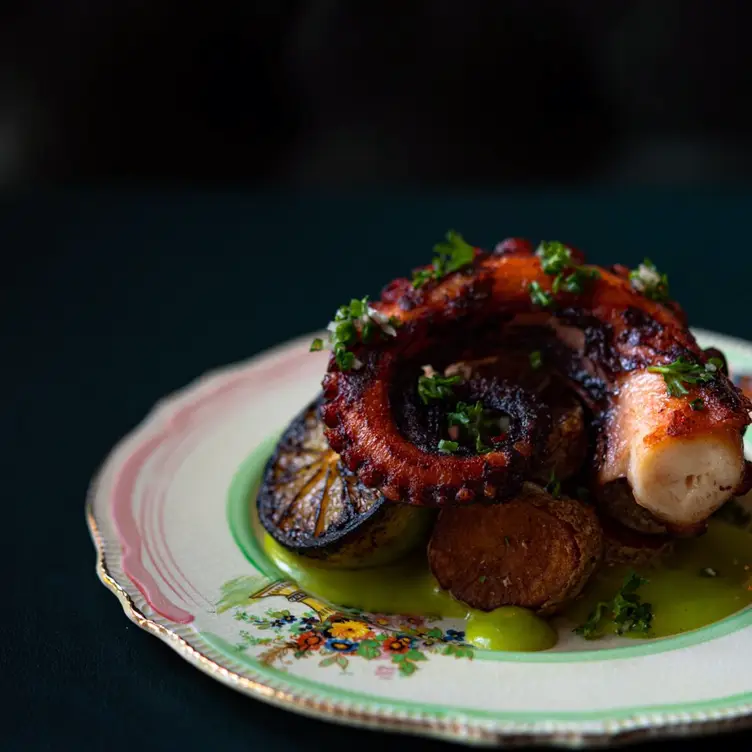 Pieuvre grillée sur charbon de bois - Le Roseline QC Montréal