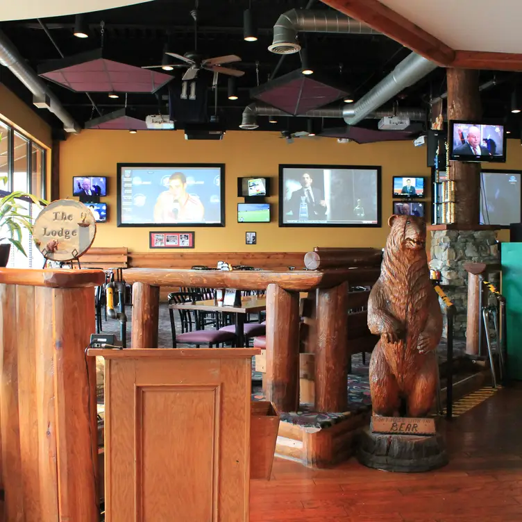 Lodge Grill & Bar，MIKeego Harbor