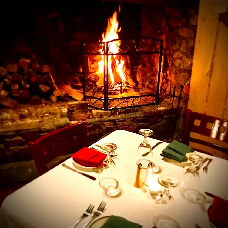 Original stone fireplace at the Riegelsville Inn - Riegelsville Inn，PARiegelsville