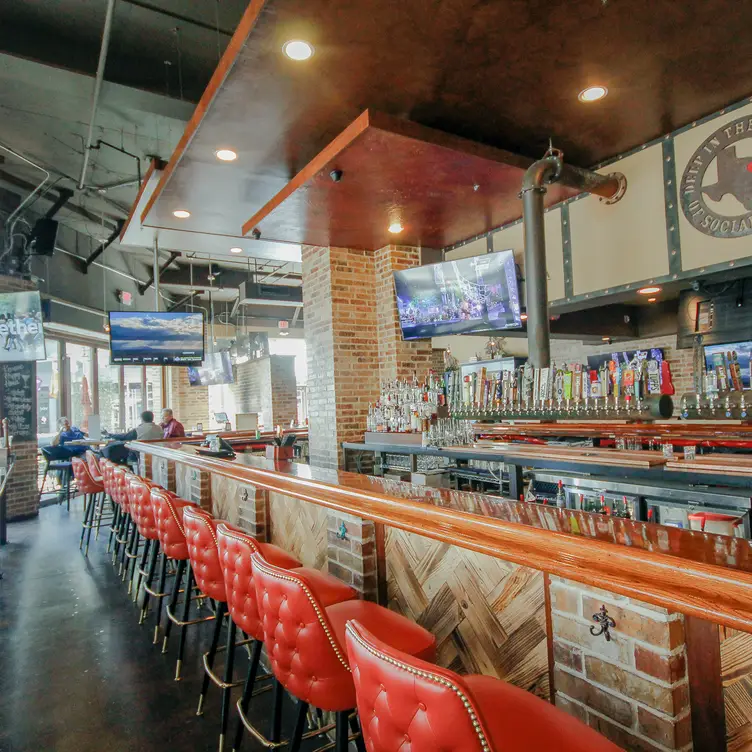 Bar featuring 100 taps of wine, beer &amp; cocktails! - The Social House - Fort Worth，TXFort Worth