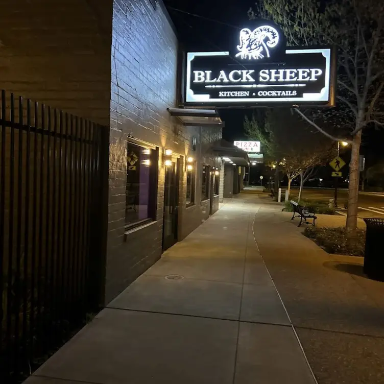 Black Sheep Kitchen & Cocktails, Riverbank, CA