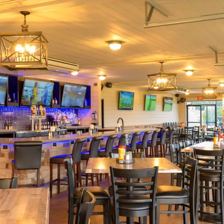 BT Bar and Grill features 9 TVs and garage doors! - Boone's Trace Grill，KYRichmond