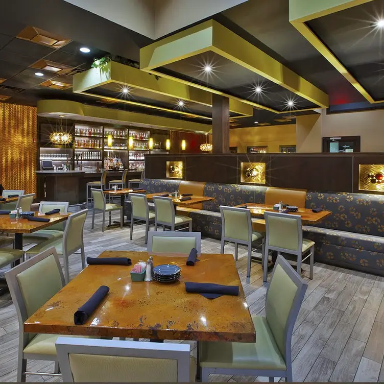 Savoria Restaurant Area with Main Bar - Savoria Bar & Grill, Mentor, OH
