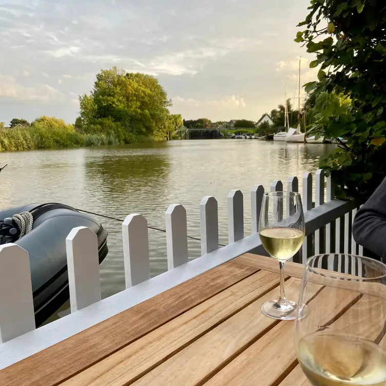 Gasthaus zur Post im Alten Land direkt am Wasser - Gasthaus Post Cranz，HHHamburg