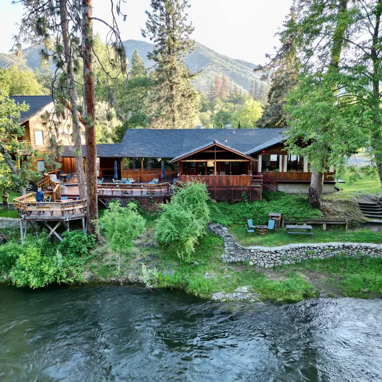 The Lindsay Restaurant overlooking the river - The Lindsay Restaurant，ORApplegate