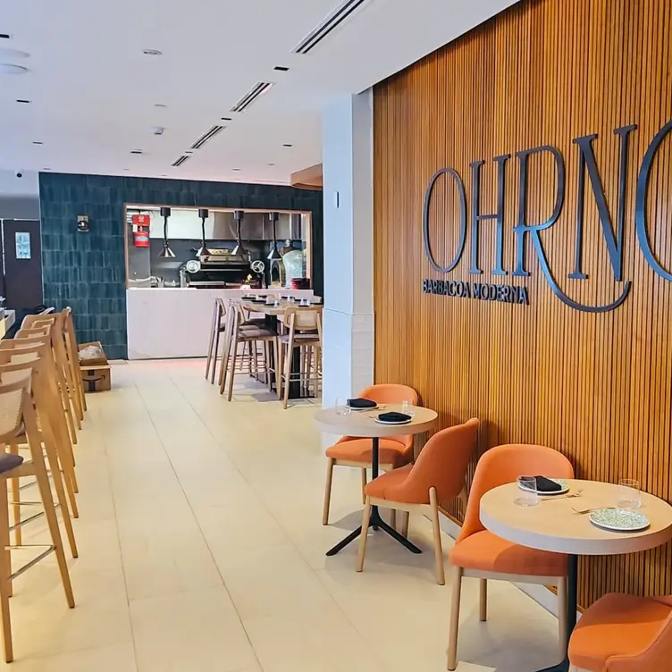 Diverse seating:high-tops, booths, bar, low tables - Ohrno Barbacoa Moderna，PRSan Juan