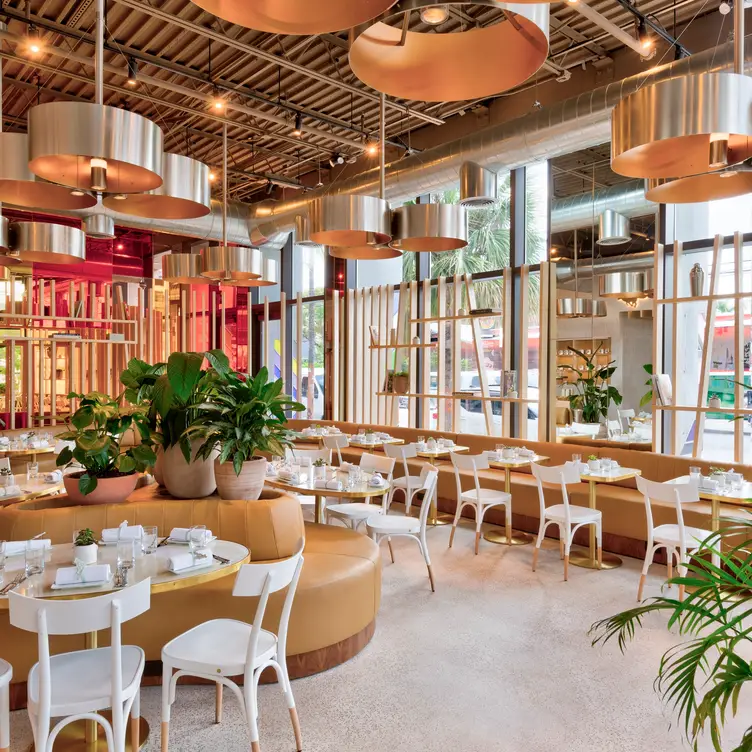 Interior Dining Room - Yann Couvreur Café，FLMiami