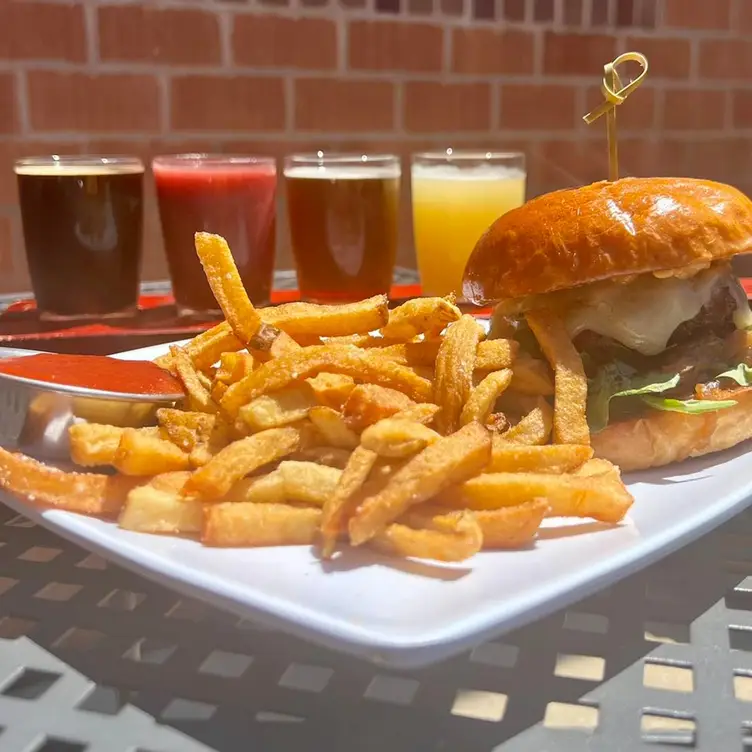 Beer &amp; Burger - The White Oak Tavern，MDEllicott City