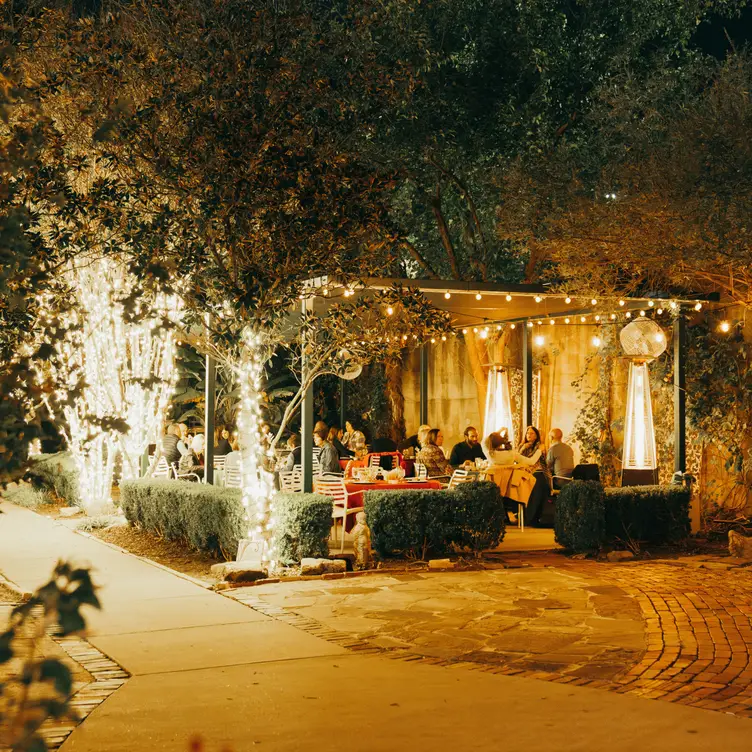 Late evening in the Gardens. - Los Vaqueros - Stockyards，TXFort Worth