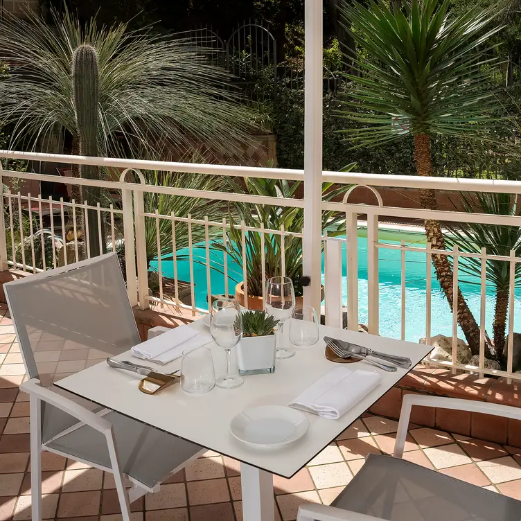 Tavolo Romantico vista piscina e giardino - HoMi Restaurant Sorrento，Citta Metropolitana di NapoliSorrento