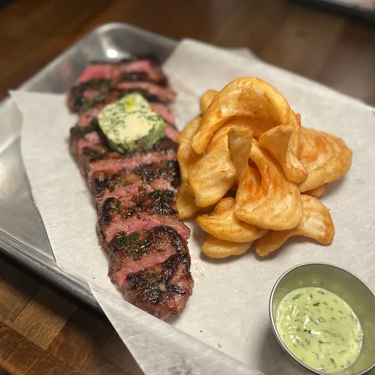 Steak Frites - Nut Hut Saloon，PAPhiladelphia