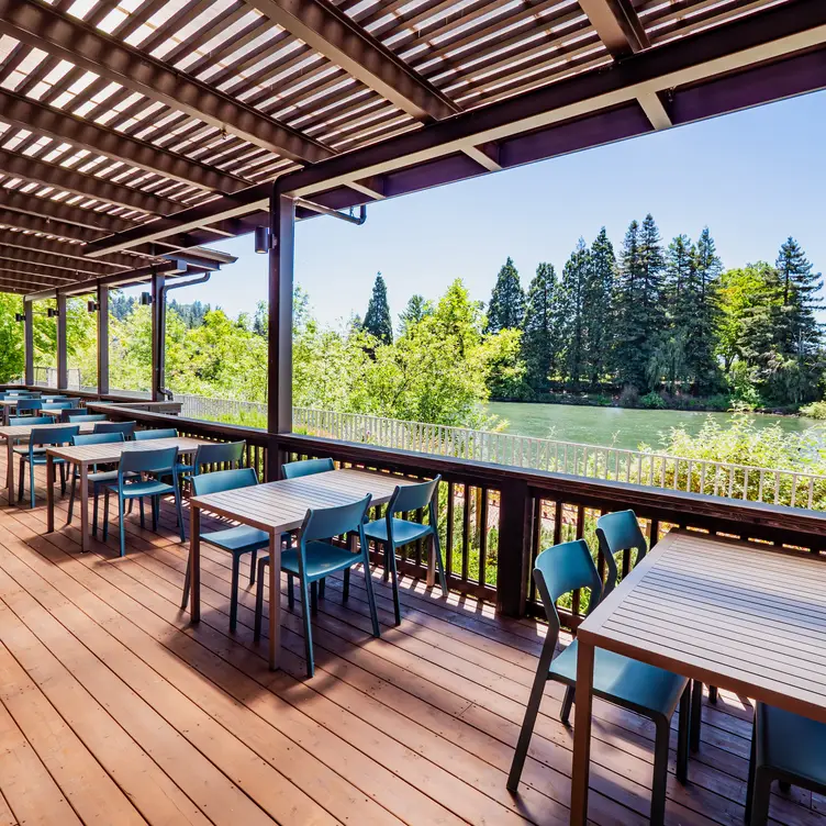 Unbeatable Willamette River Dining - SweetWaters on the River，OREugene