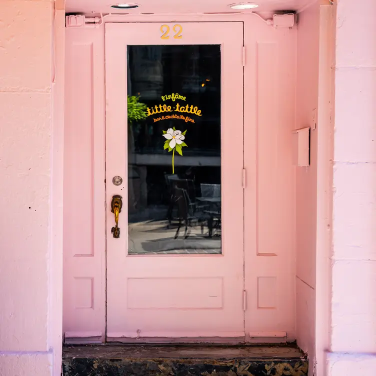 Porte d'entrée au 22 rue Saint-Paul E. - Tittle Tattle Bar, Montréal, QC