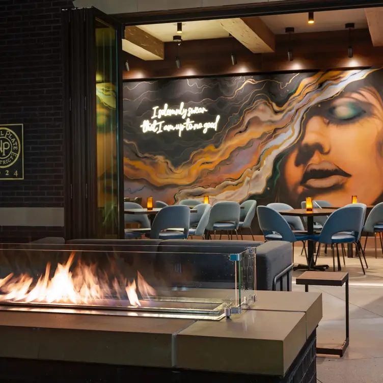 indoor outdoor dining with firepit - Derailed at Hotel Nickel Plate，INFishers