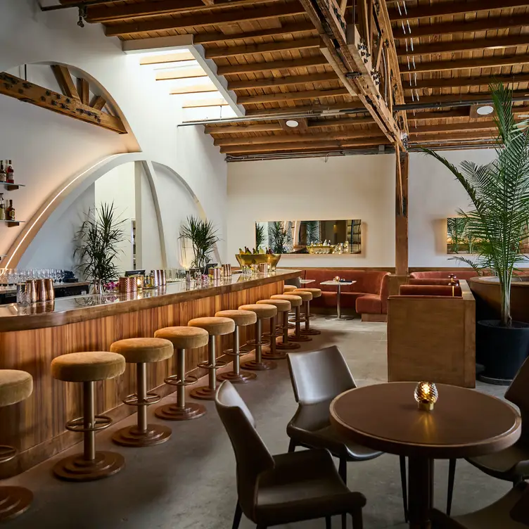 Discover our beautiful Bar and Dining Room - Edgemar Restaurant + Lounge CA Santa Monica