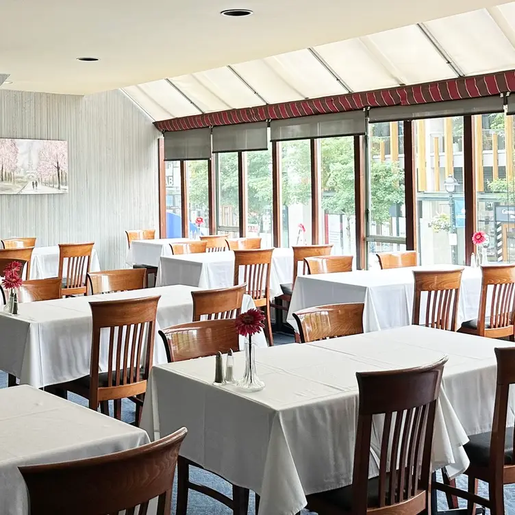 Classic French cuisine since 1979 - Restaurant Chez Michel，BCWest Vancouver