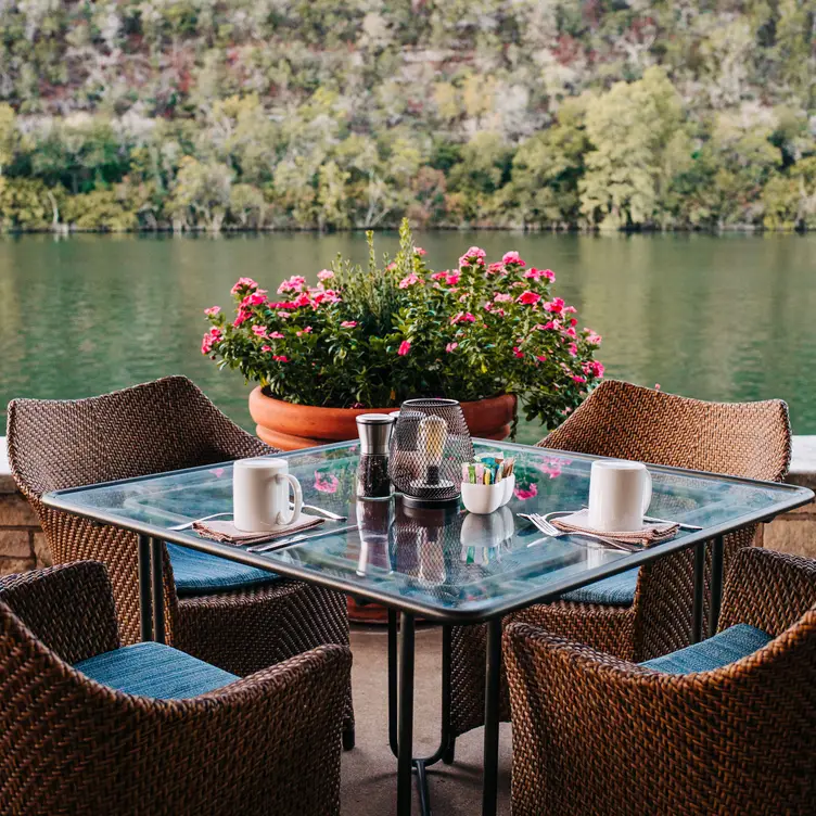 Lakeside dining at Lake Austin Spa Resort
 - The Dining Room at Lake Austin Spa Resort, Austin, TX