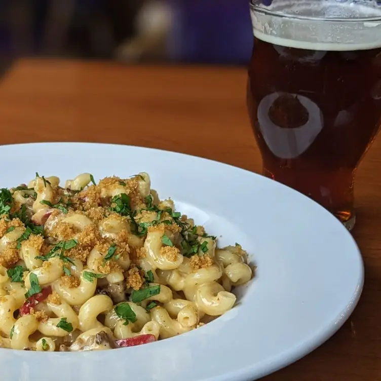 Rich and cheesy Pub Mac paired with Irish Red ale - Cooper Mountain Ale Works - Tigard, Tigard, OR