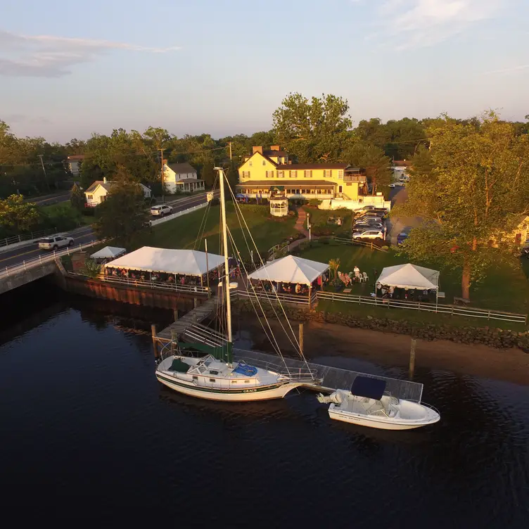 Inn at Sugarhill - Yogi's All American Riverview Restaurant & Bar, Mays Landing, NJ