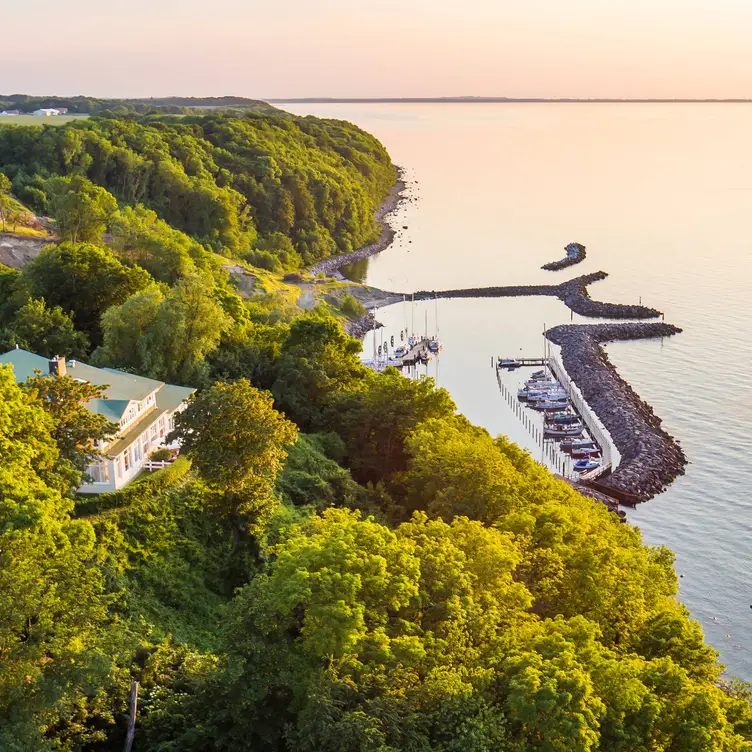 Über dem Hafen von Lohme und der Ostsee - Panorama Restaurant Lohme MV Lohme