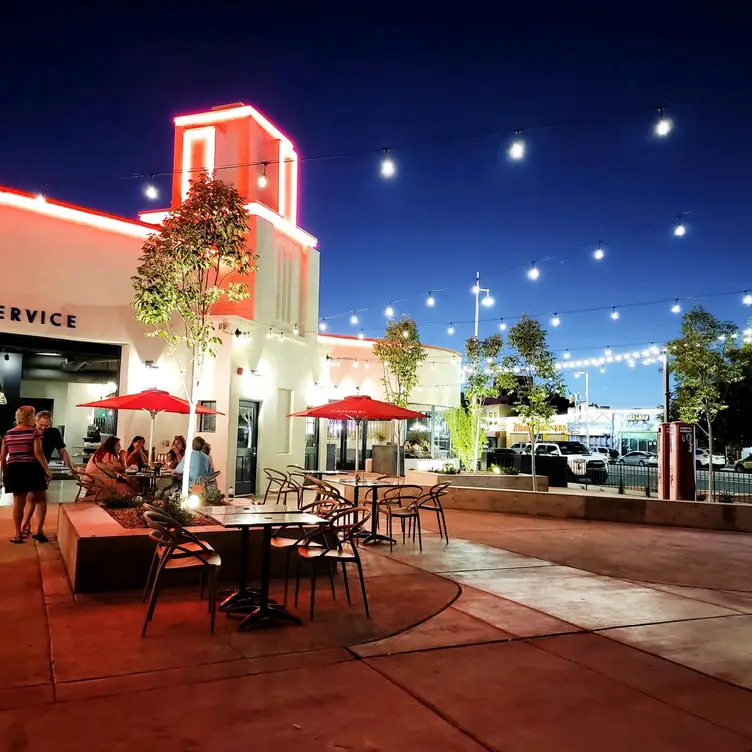 We have a large patio &amp; bar and two dining areas - M'tuccis Bar Roma，NMAlbuquerque