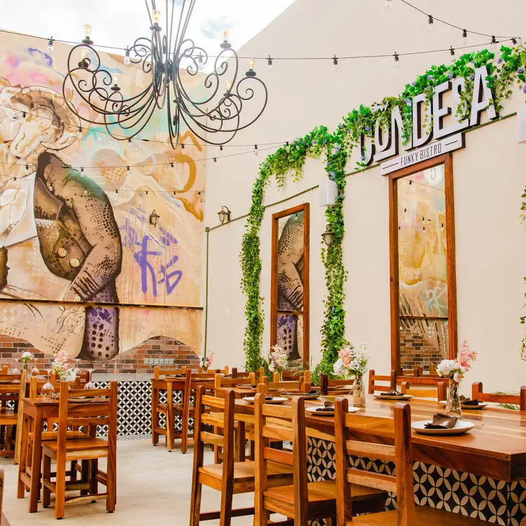 Una terraza dedicada a la música jueves a sábados - Condesa Funky Bistro, Cancún, ROO