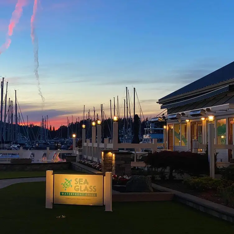 West coast fine dining in a casual atmosphere. - Sea Glass Waterfront Grill，BCSidney