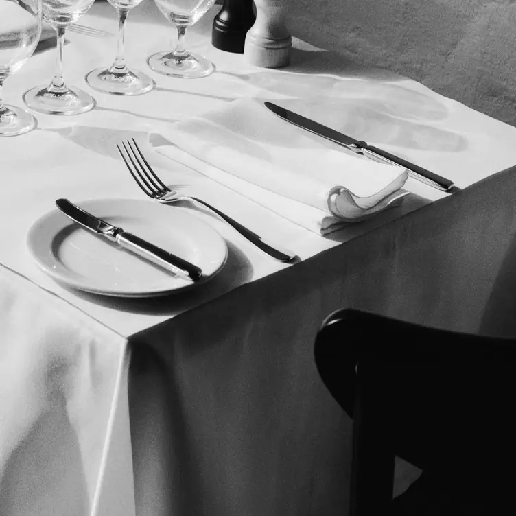 Table Setting - Bistra，AU-VICCarlton