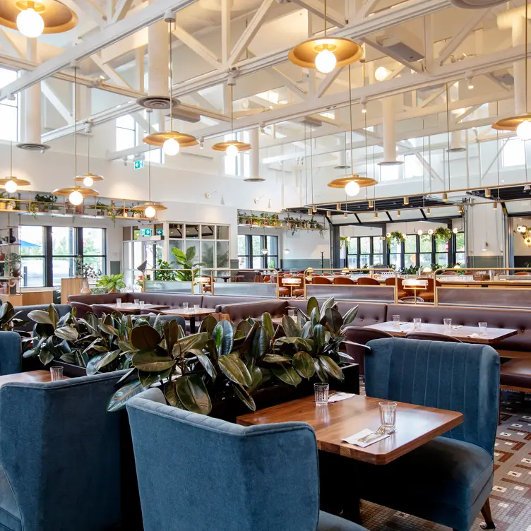 Earls Kitchen + Bar - Grandview Corners，BCSouth Surrey