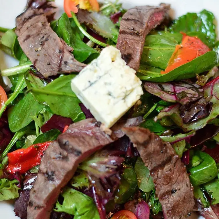 beef tenderloin salad with blue cheese - The Monocle, Washington, DC