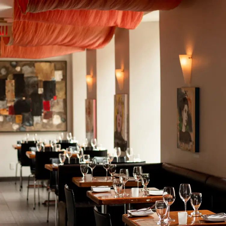 Local, seasonal small-plates restaurant &amp; wine bar - Play Food & Wine ON Ottawa