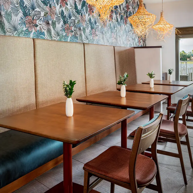 Banquette Seating at Calypso - Calypso，FLThe Villages