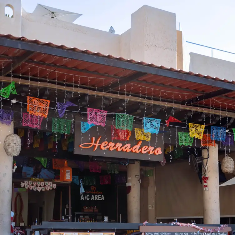 Parte de adentro del restaurante con A/C - Herradero, Cabo San Lucas, BCS