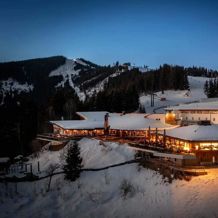 Die AreitAlm im Winter am frühen Abend - Areitalm, Zell Am See, Salzburg