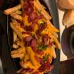 Una foto de Bacon Fries de un restaurante