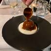 Una foto de The Ivy Chocolate Bombe de un restaurante